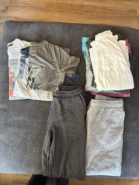Boy’s short/long sleeve bundle includes 2 pairs of sweats size 12/14